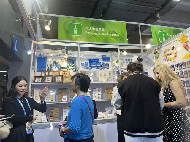 Product discussions at Canton Fair